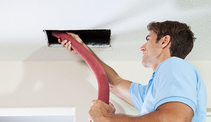 Worker cleaning duct