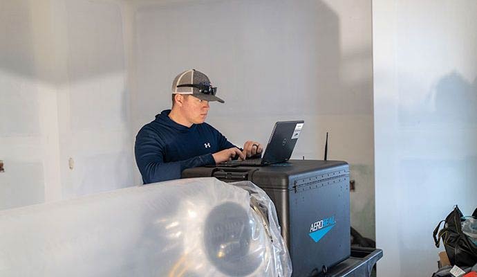 Duct sealing process monitored by a technician