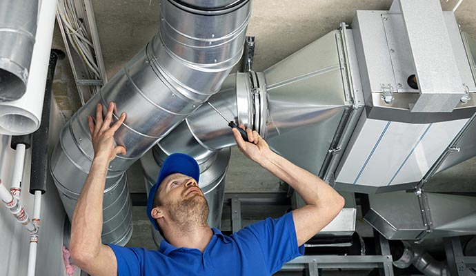 Duct repairing bye worker